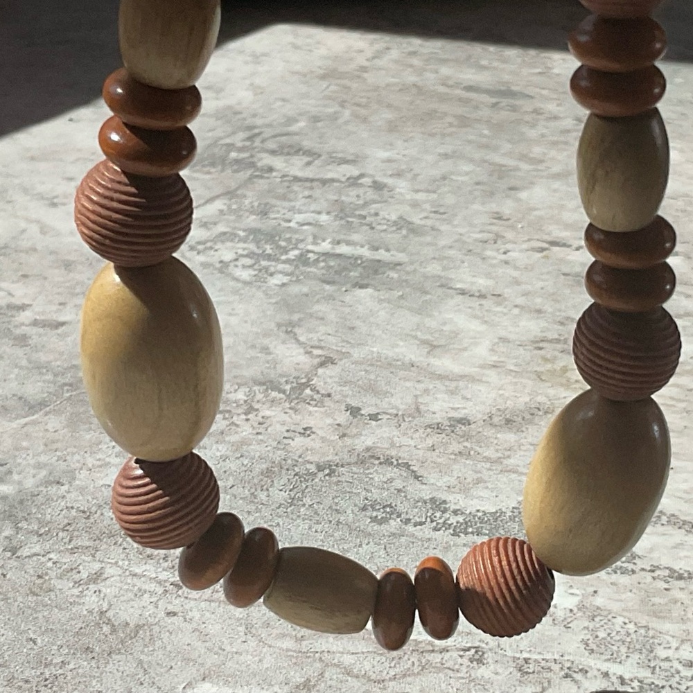 Wood bead necklace Various size shapes color screw closure 15” long - Picture 5 of 8